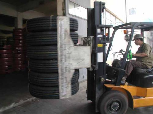 Անիվի ճարմանդ Forklift- ով